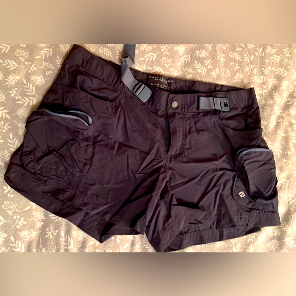 Gray *Columbia* Short cargo shorts. Built in belt! Like new!